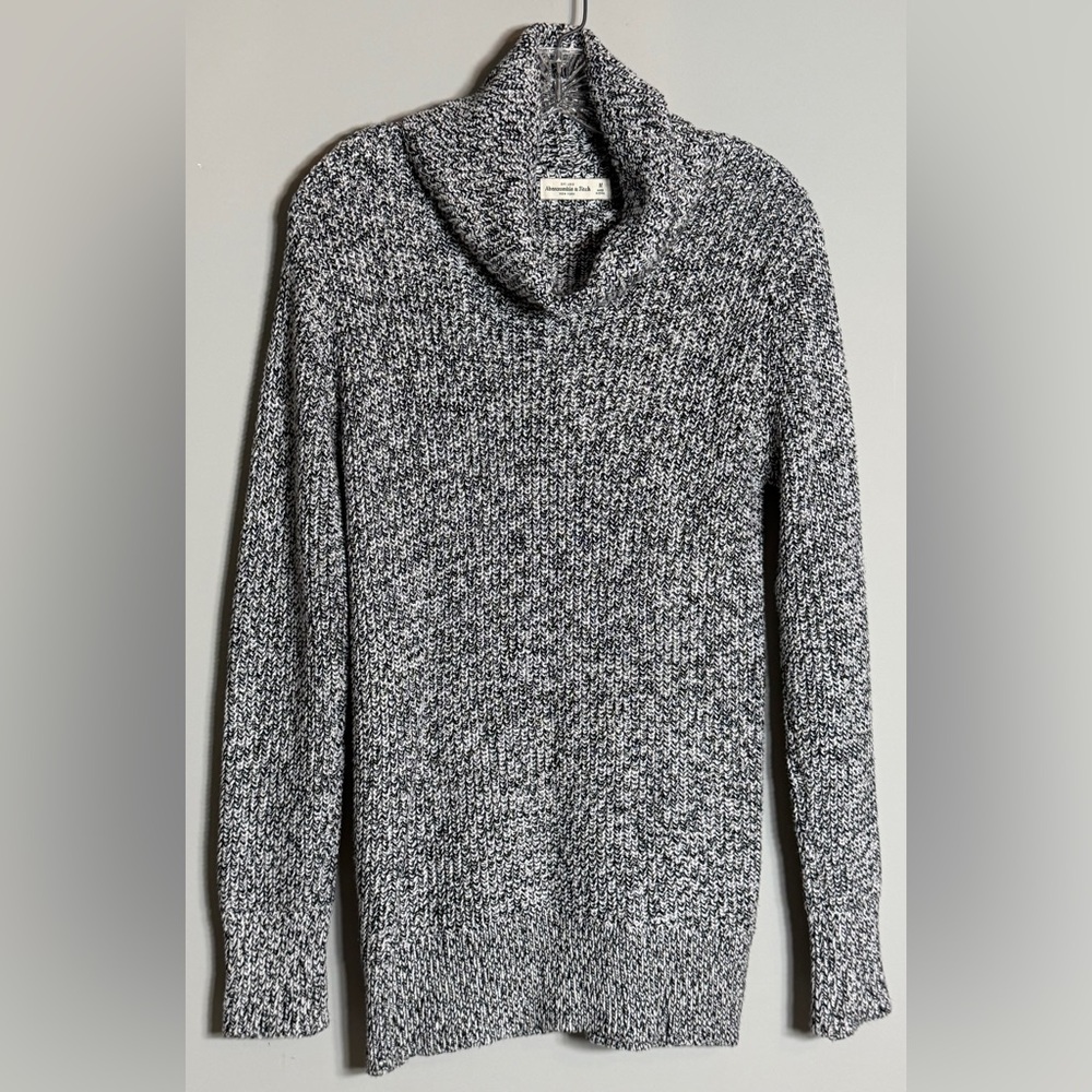 Abercrombie & Fitch Black and White  Sweater Size M